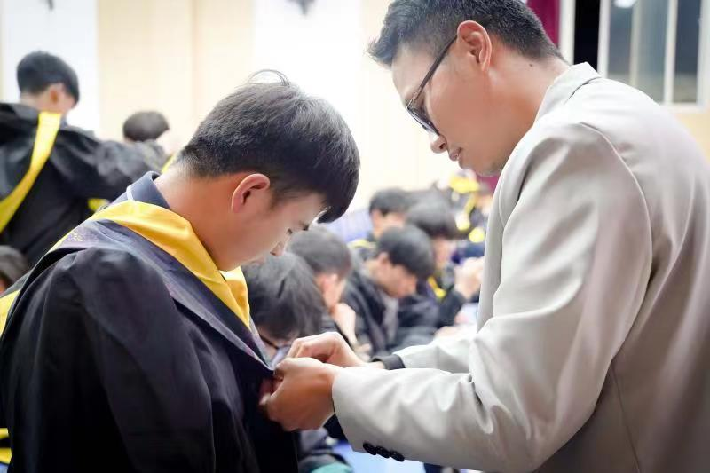 云南新华计算机中等专业学校成人礼活动总结